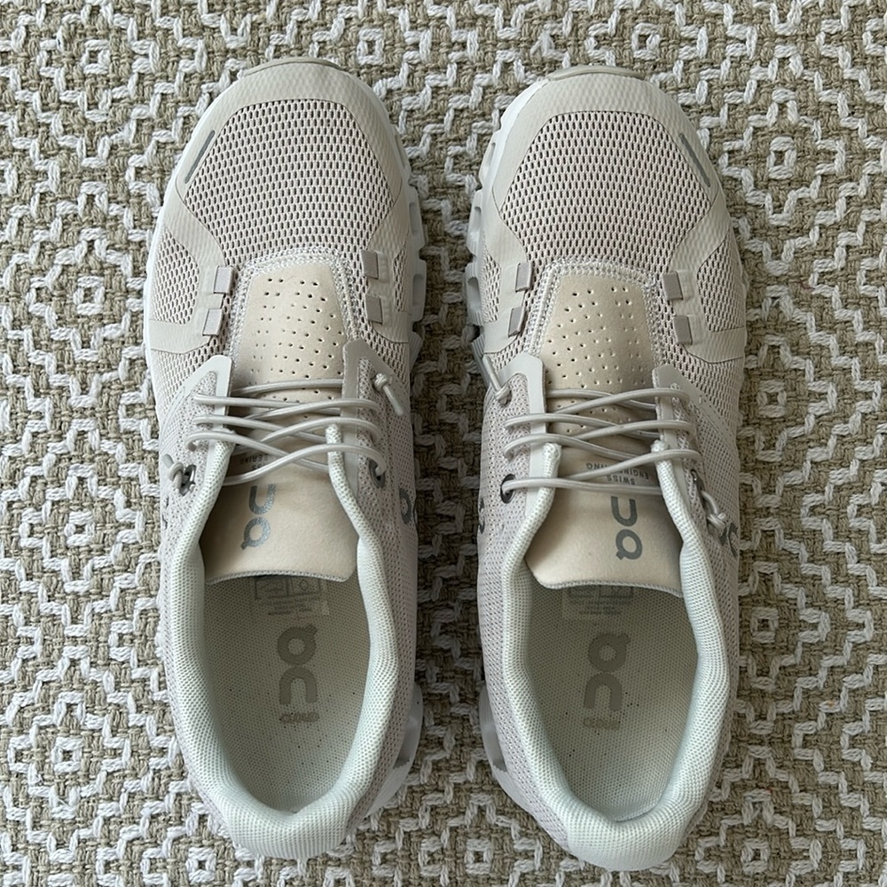 ON Cloud 5 sneakers. US size 7. Worn 2x. Excellent condition!